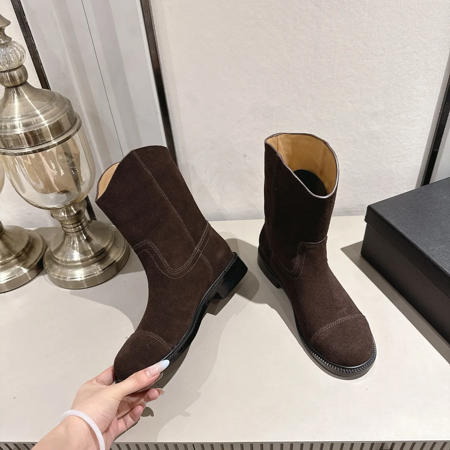 👟👟Ex-factory price 540👟👟 (Top version) CHANEL Chanel* Xiaoxiang new autumn and winter letter knight boots. This knight boot is really a representative of handsome fashion. The boots are decorated with Chanel letters, low-key yet luxurious! Simple, fashionable, individual and grand! The natural and smooth beauty has a beauty that is stunning in time. You should also show off your long legs in winter ~ Upper: imported calfskin Lining: water-dyed cowhide lining Heel height: about 3cm Size: 35-39 (40, 41 customization is not returnable)